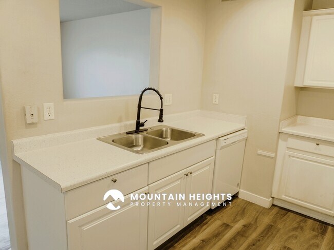 Foto del edificio - 26 W 7500 S