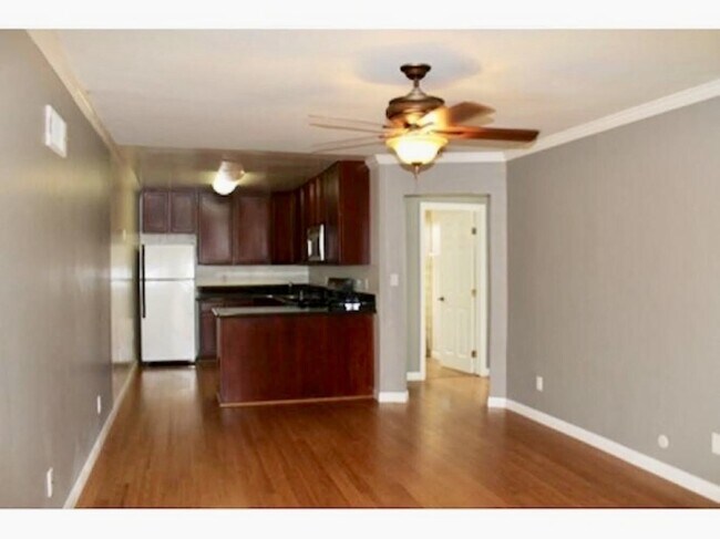 Building Photo - Two Bedroom Condo in the heart of Normal H...