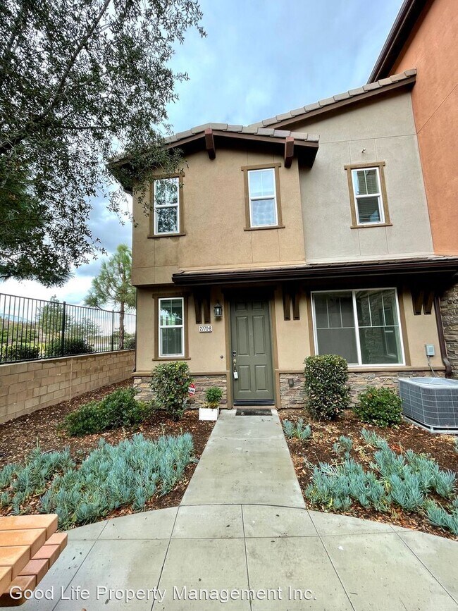 Building Photo - 4 br, 2.5 bath House - 2770 Sparta Rd Unit 8
