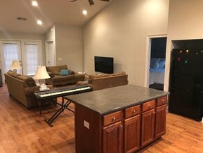 Building Photo - 802 W Longleaf Dr