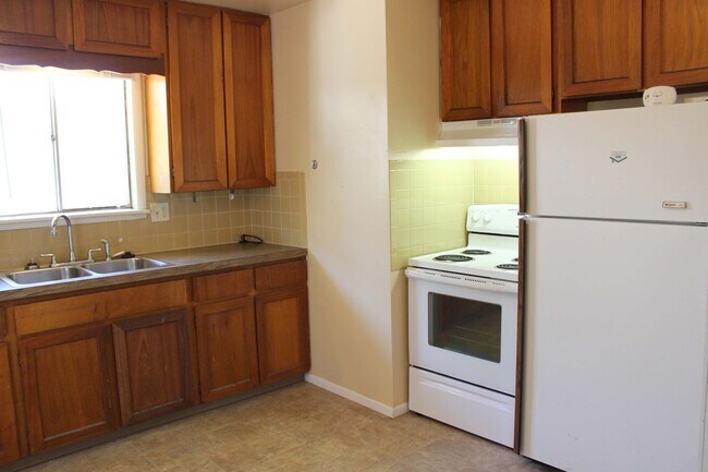 Building Photo - 612 N Frey Ave