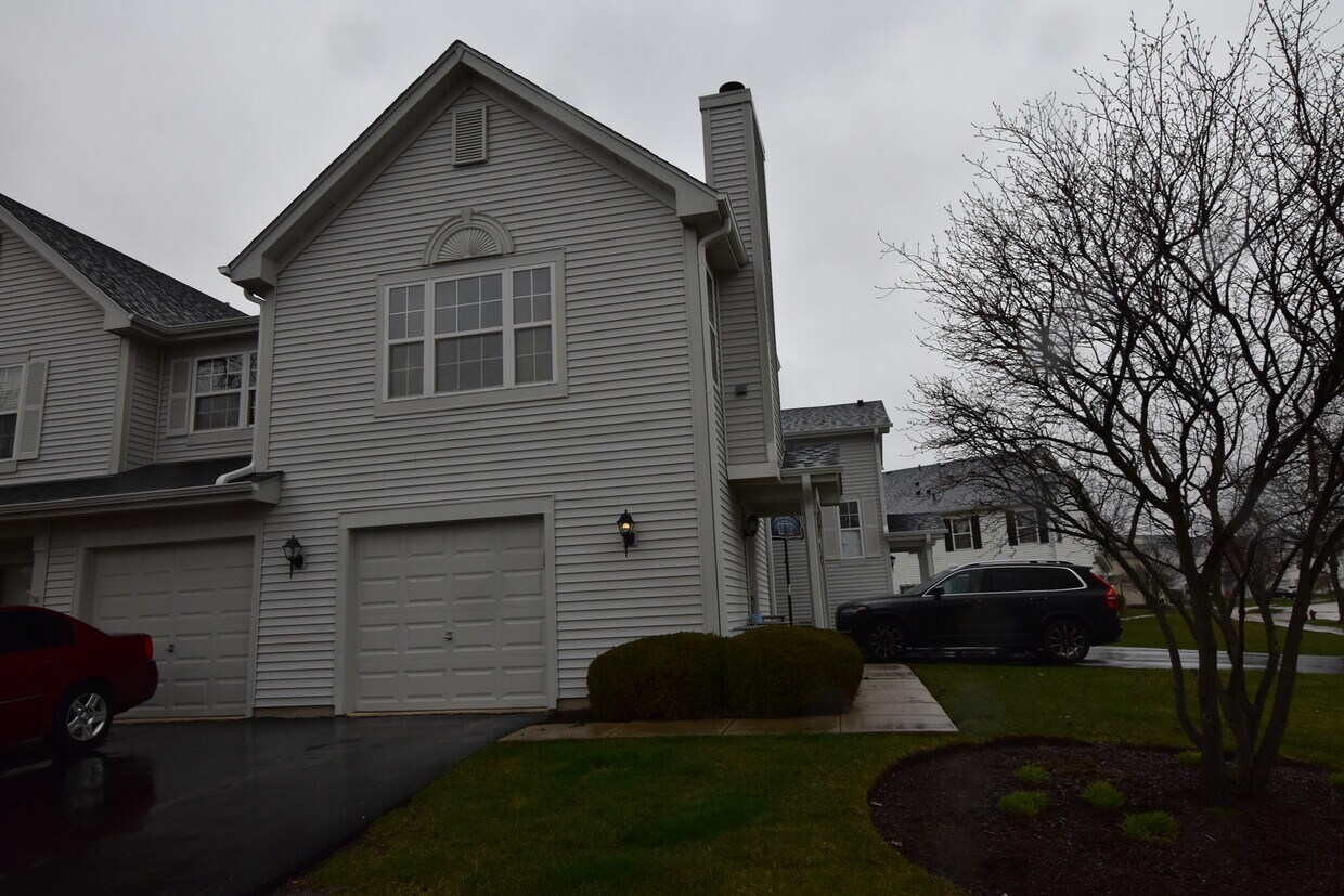 2492 Dickens Dr Unit 2492, Aurora, IL 60503 Condo for Rent in Aurora