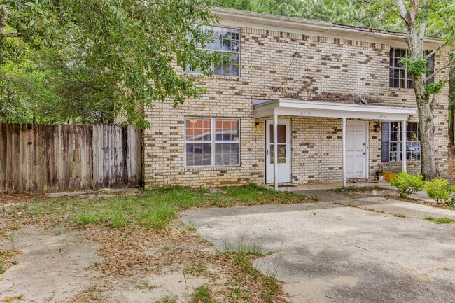 Building Photo - Desirable townhouse centerally located.