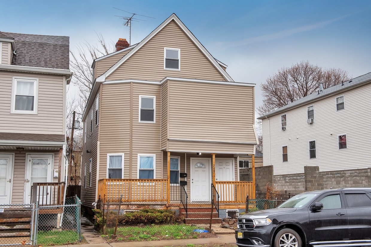Primary Photo - 208 S Grove St