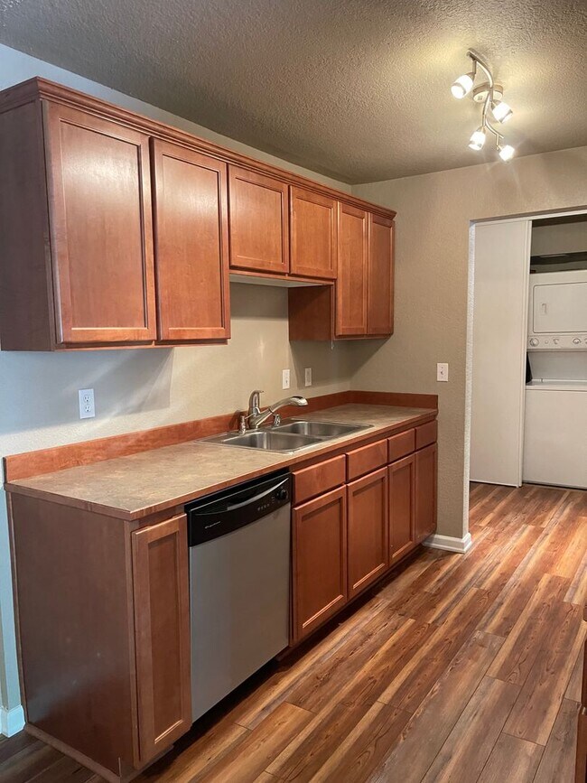 Foto del edificio - 1 month free Rent!  Spacious Condo in Bitt...