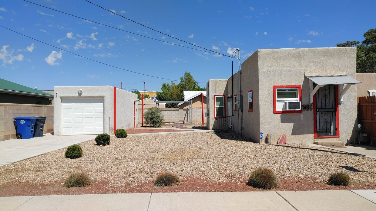 Primary Photo - Cozy 1 Bedroom 1 Bathroom House In The NW!