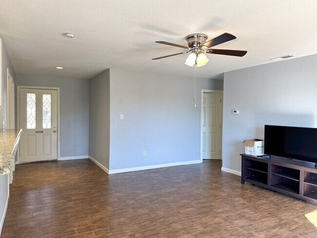 Foto del edificio - Lake Front 4 Bedroom / 2 Bath