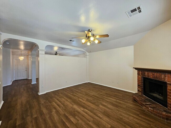 Foto del edificio - AVAILABLE NOW!