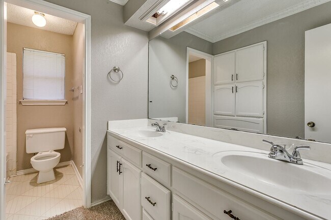 Building Photo - Spacious Home in great location!