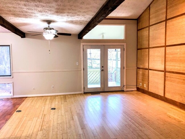 Foto del edificio - 3 bedroom 2.5 bathroom Home Near UGA and on the UGA Busline!