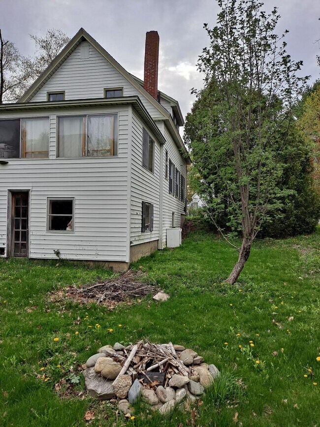 Patio trasero - 345 Main St