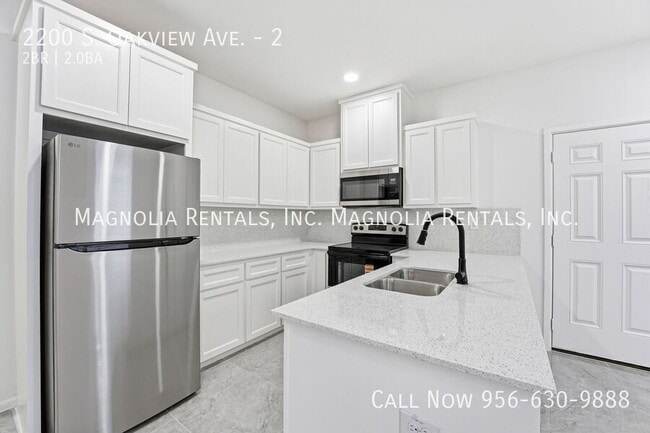 Building Photo - 2200 S Oakview Dr