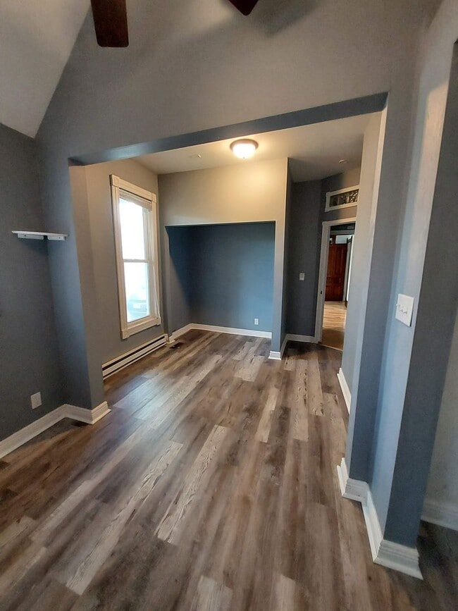 Building Photo - Large Mainfloor Duplex (1 Bed)