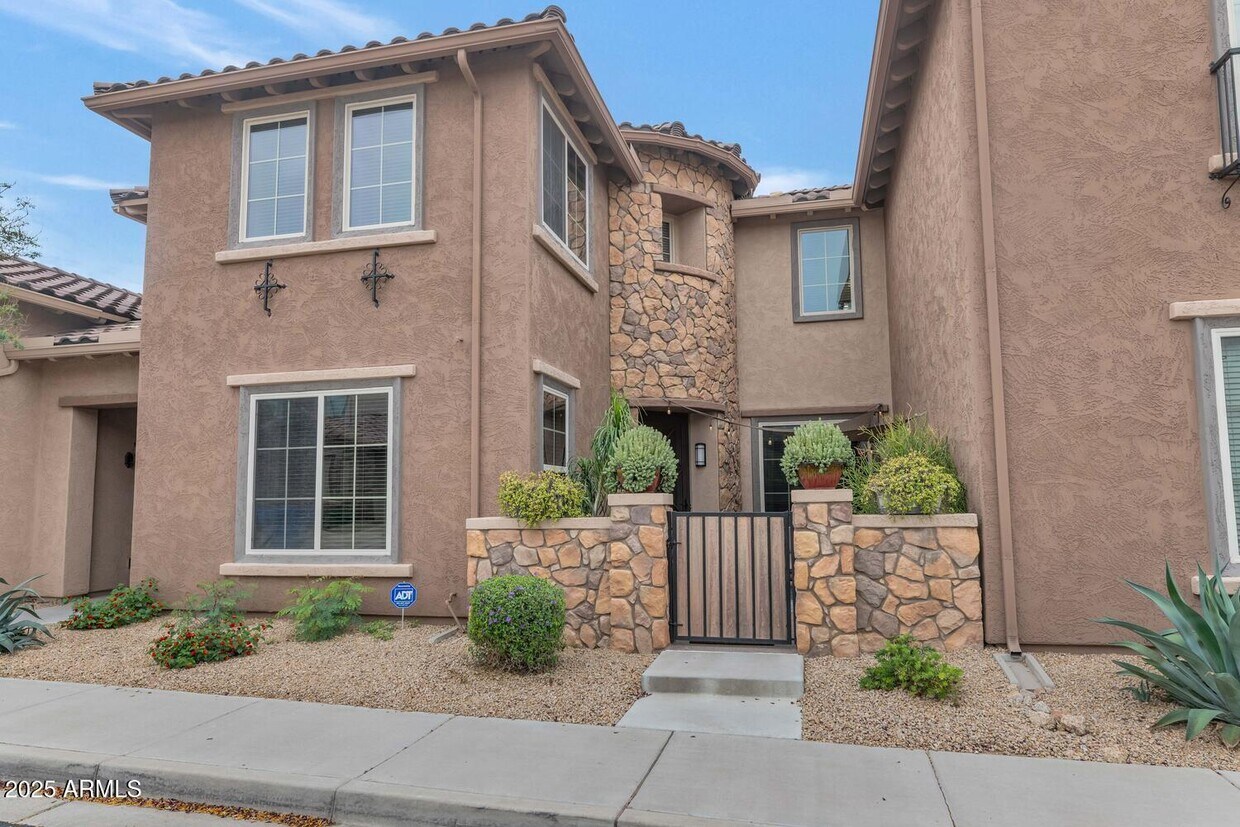Primary Photo - 3911 E Cat Balue Dr