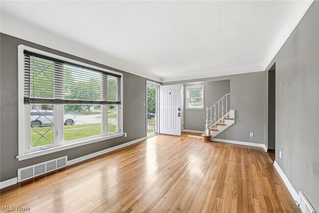 Foto del edificio - 7906 Kenton Ave