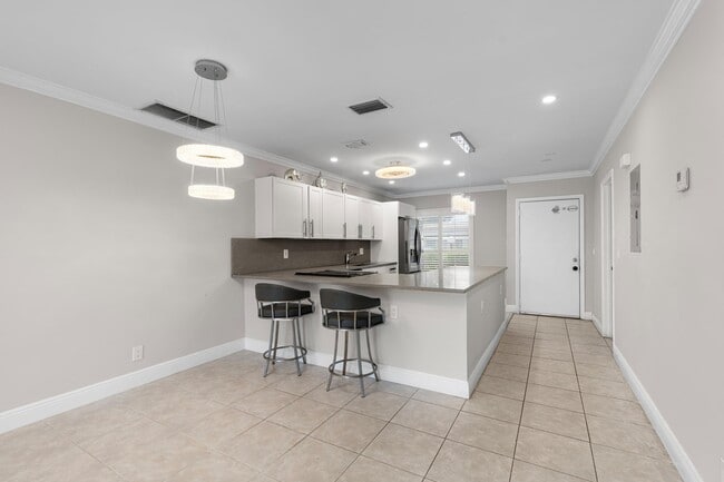 Building Photo - 8757 Bella Vista Dr