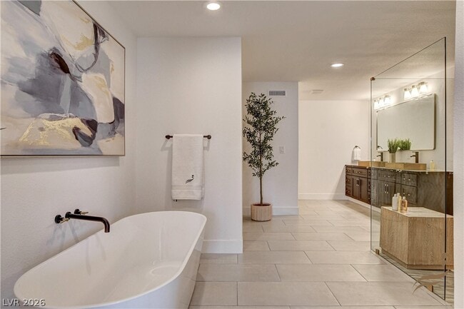 Building Photo - 2685 S Tenaya Way