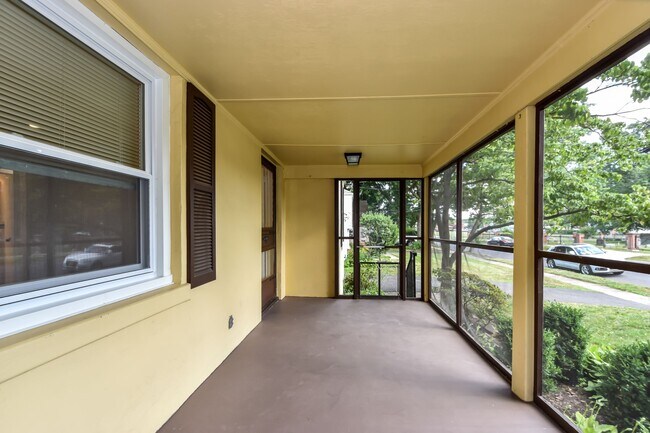 Building Photo - 321 Forest Rd