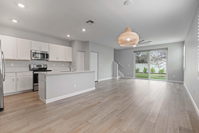 Building Photo - 201 SE Woodbark St