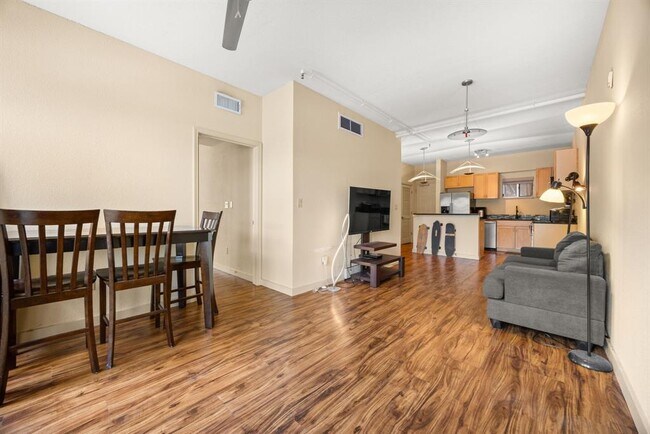 Building Photo - 711 W 26th St