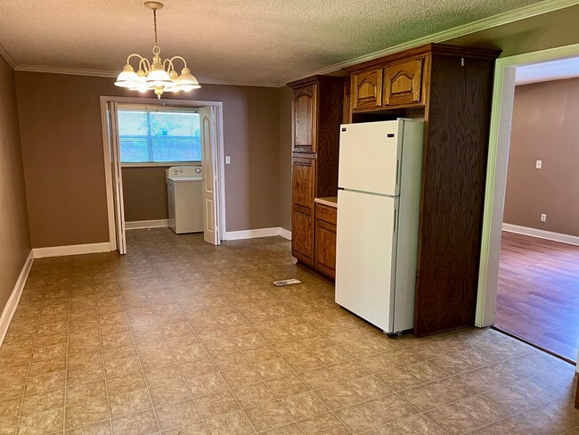 Building Photo - For Rent - 3 Bedroom 1 Bath