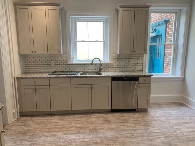 Foto del edificio - 4 Bed 2.5 Bath single family home with yar...