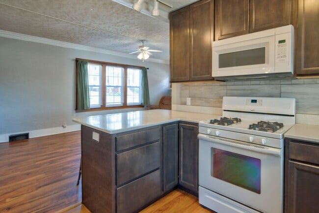 Building Photo - 563 S 35th St