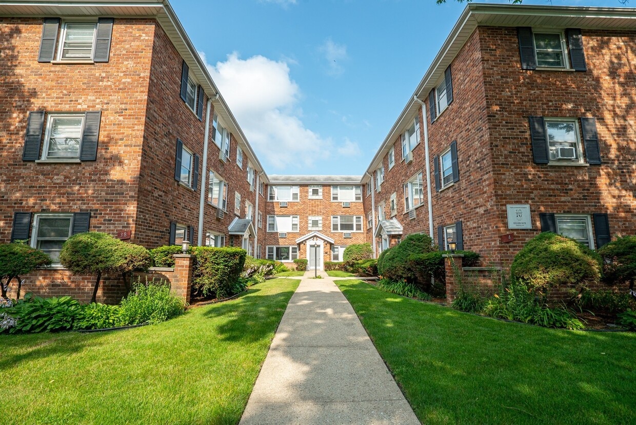 34 S Waiola Ave Unit 1, La Grange, IL 60525 Condo for Rent in La