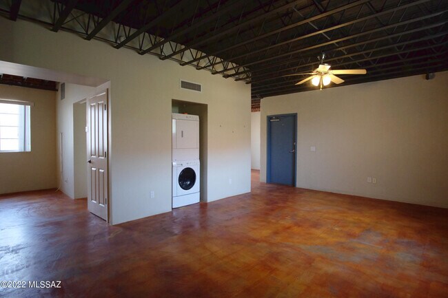 Building Photo - 420 S 6th Ave