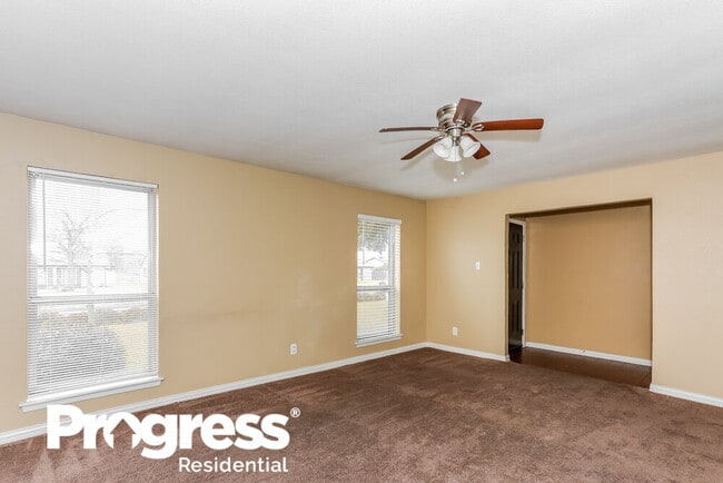 Building Photo - 1325 Oakbluff Dr