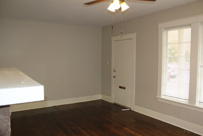 Building Photo - Beautifull Tri-plex located in the heart o...