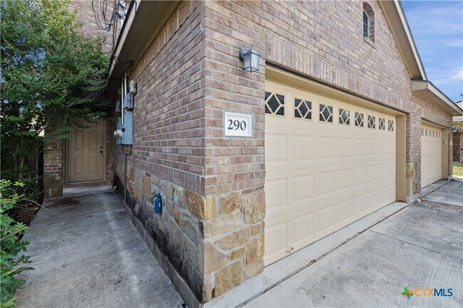 Foto del edificio - 290 Rosalie Dr