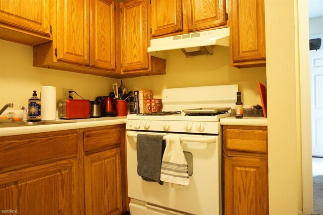 Building Photo - 3 br, 1 bath  - 4 Lorraine Ter # 2