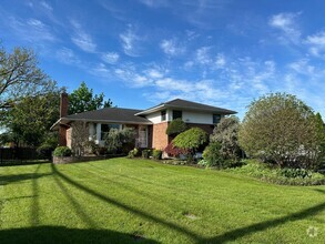 Building Photo - 310 S Oyster Bay Rd