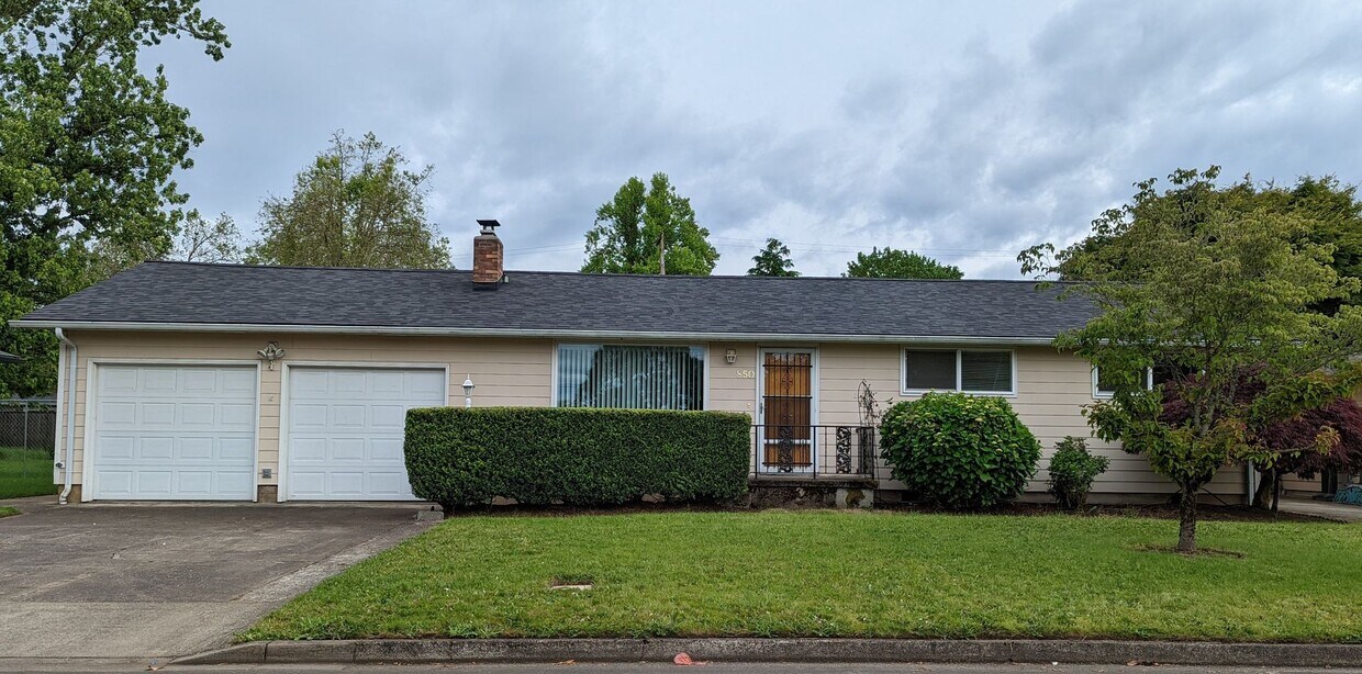 Foto principal - 3-Bedroom, 1-Bath Home Near River Road In ...