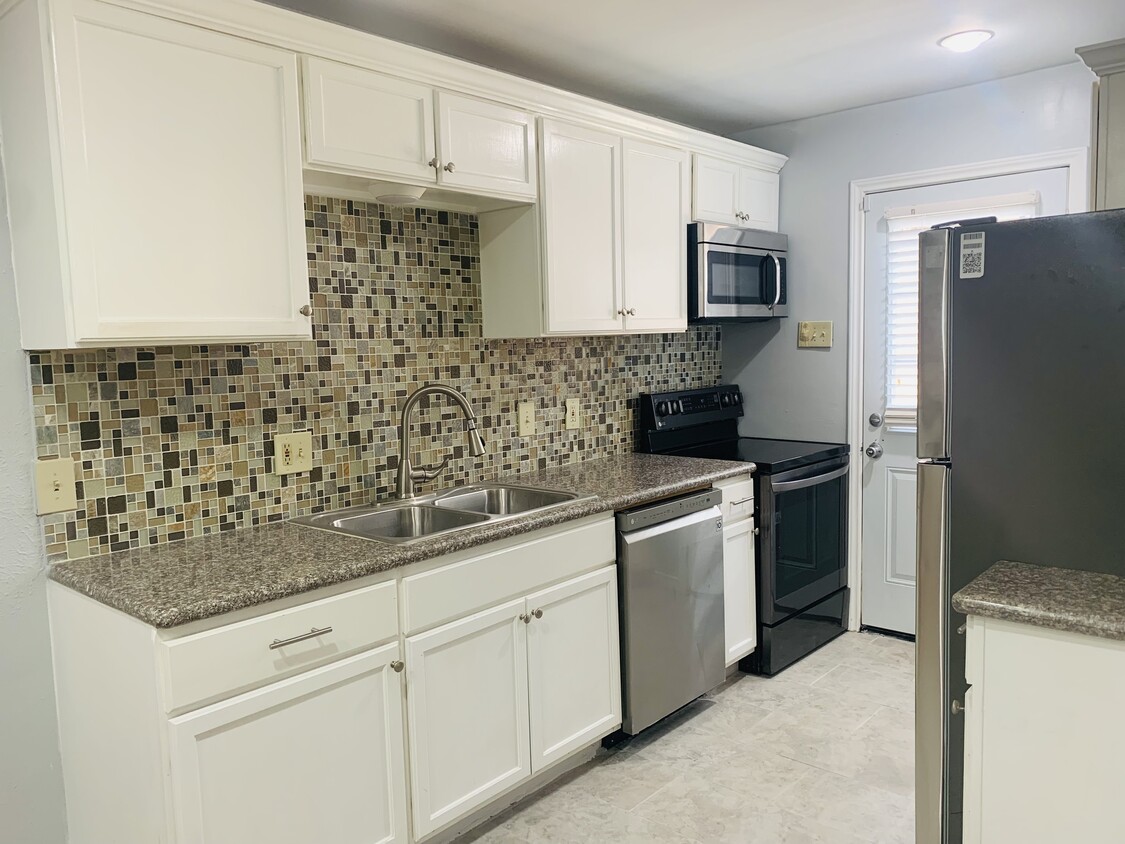 Kitchen - 240 Rolling Hills Plz