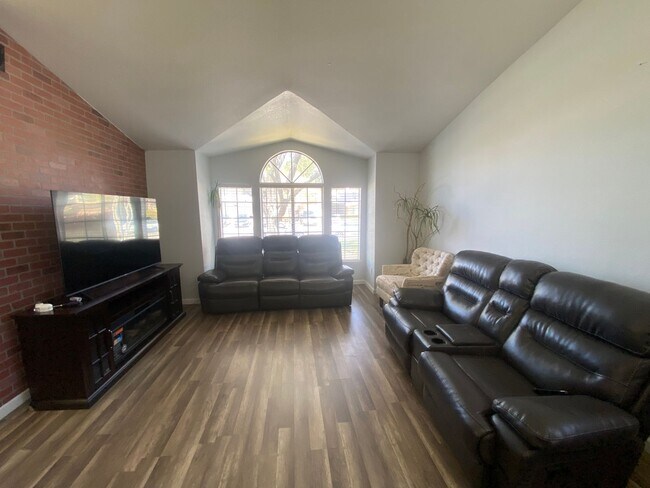 Building Photo - Lancaster 3 bedroom