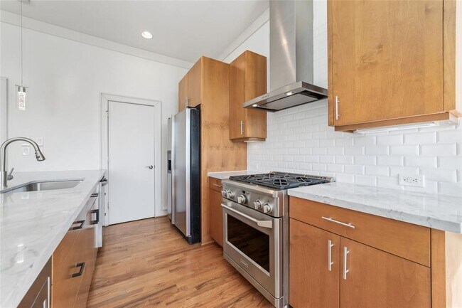 Building Photo - 821 W 25th St