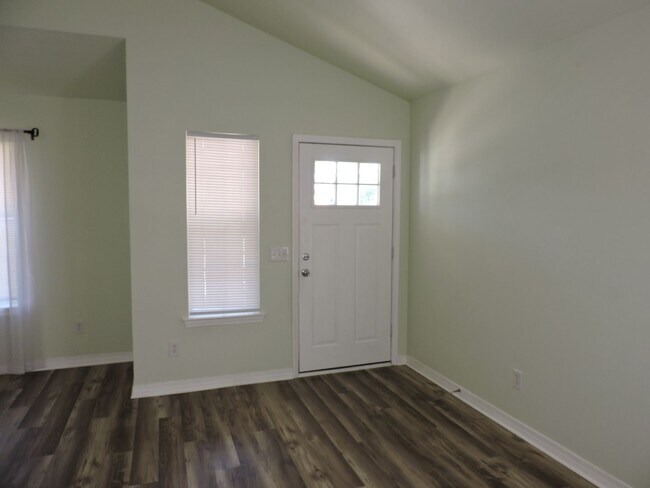 Building Photo - Easy access to beaches, shopping & downtown Pensacola!