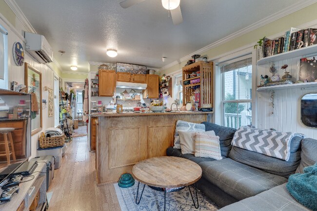 Building Photo - 624 W 7th Ave