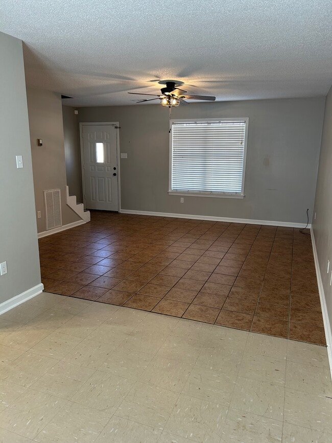 Building Photo - Main Street Villa