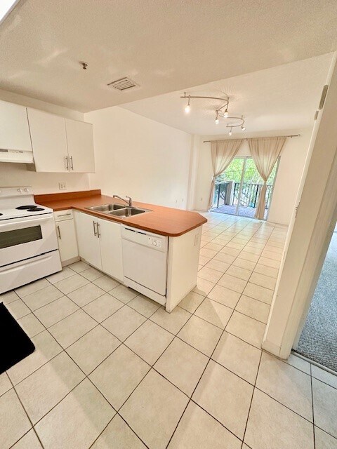 Building Photo - 3410 Coral Way