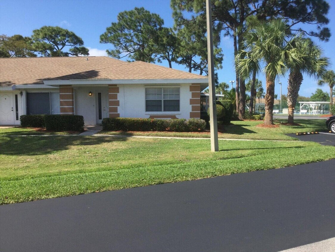 Primary Photo - 1222 S Lakes End Dr