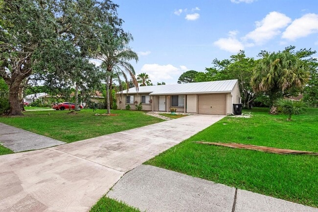 Building Photo - 766 SW Belmont Cir