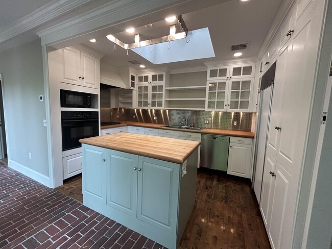 Building Photo - 81 Front St