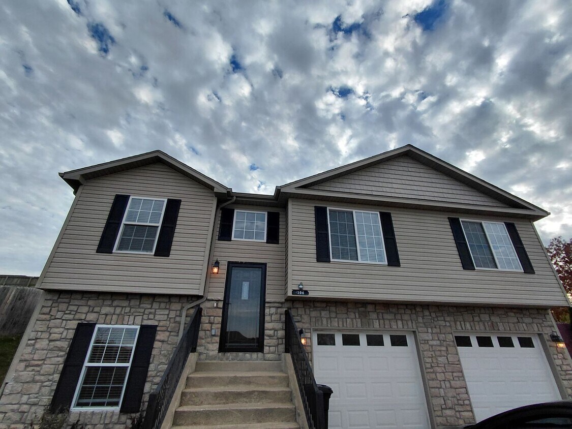 Foto principal - Beautiful home close to post