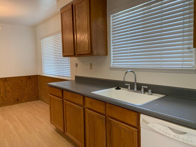 Building Photo - 1321 Essex Way