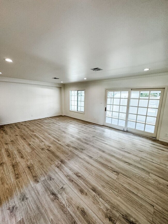 Building Photo - Beautifully Remodeled 4 Bed, 3.5 Bath Home...