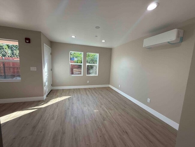Foto del edificio - Brand New 1 Bedroom In Tahoe Park