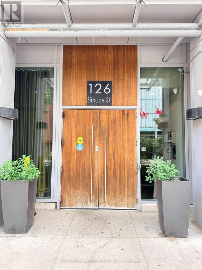 Building Photo - 126 Simcoe St